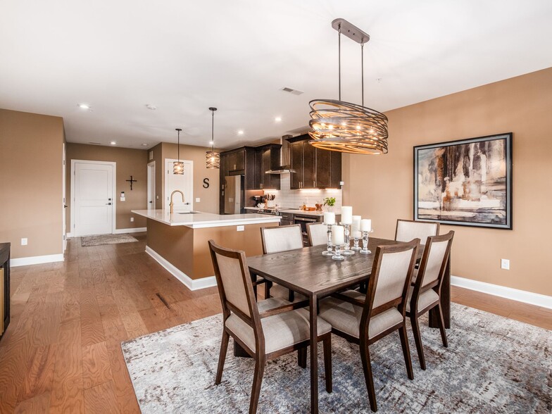 Building Photo - 5211 Highpointe Lakes Dr