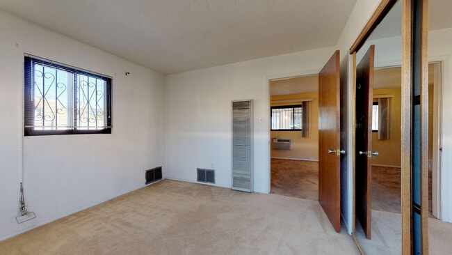 Building Photo - UPTOWN 3/BD 2/BA 1/CP WORKSHOP