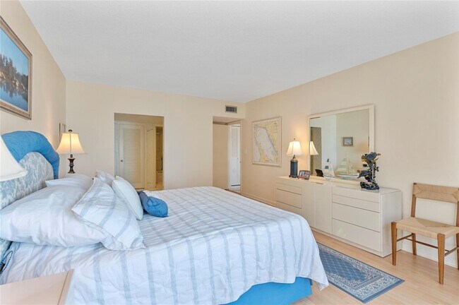 Building Photo - 3850 Galt Ocean Dr