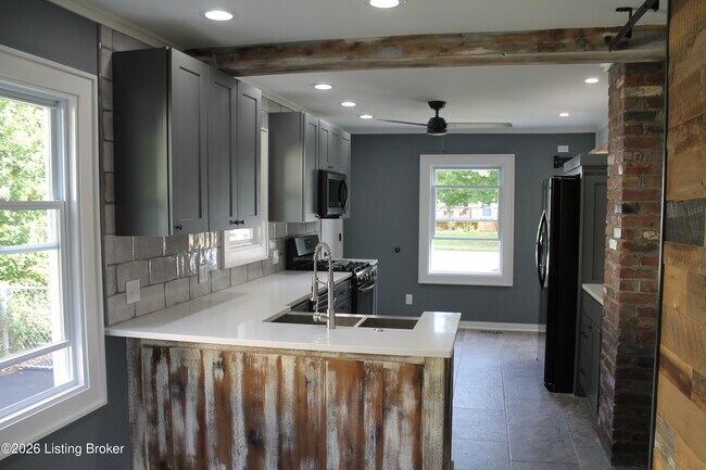 Building Photo - 528 Harris Pl