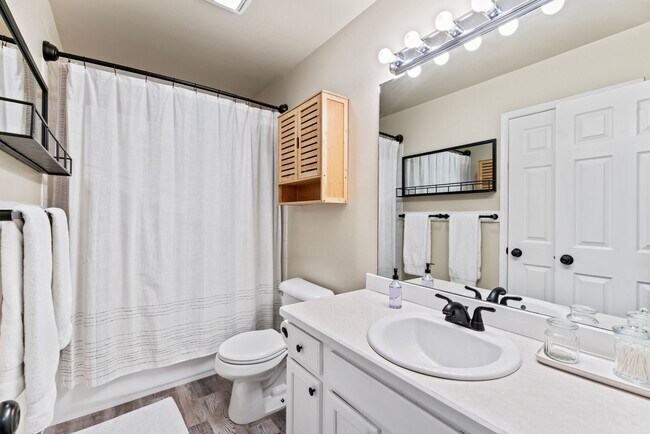 Building Photo - 9101 Lakehurst Dr