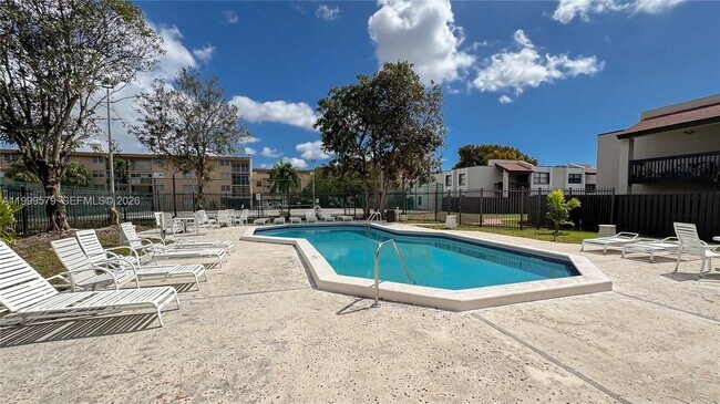 Building Photo - 8885 Fontainebleau Blvd