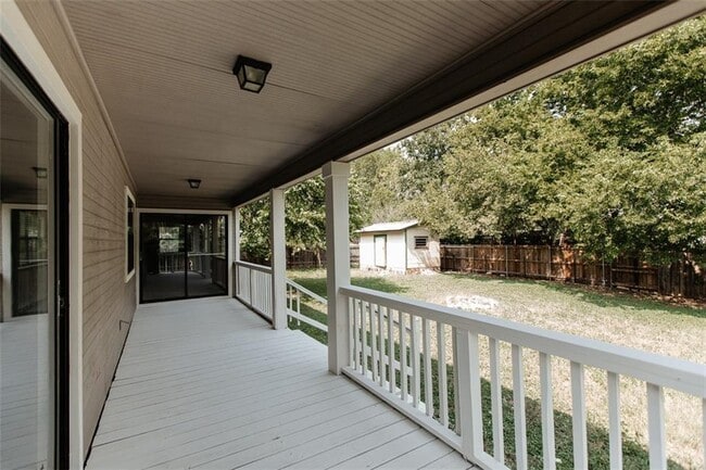 Building Photo - 208 S Cougar Ave