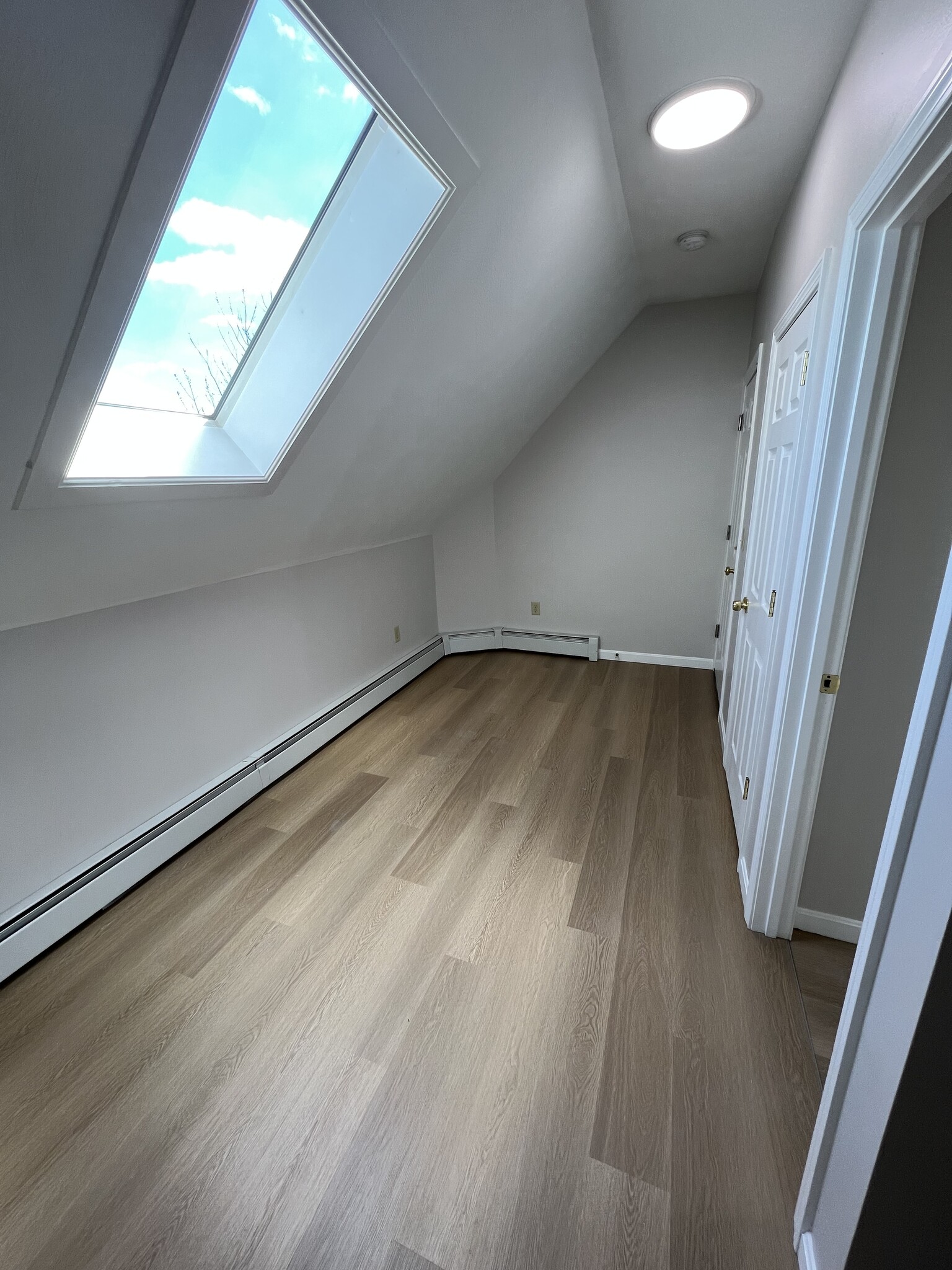 Building Photo - 981 Valley St