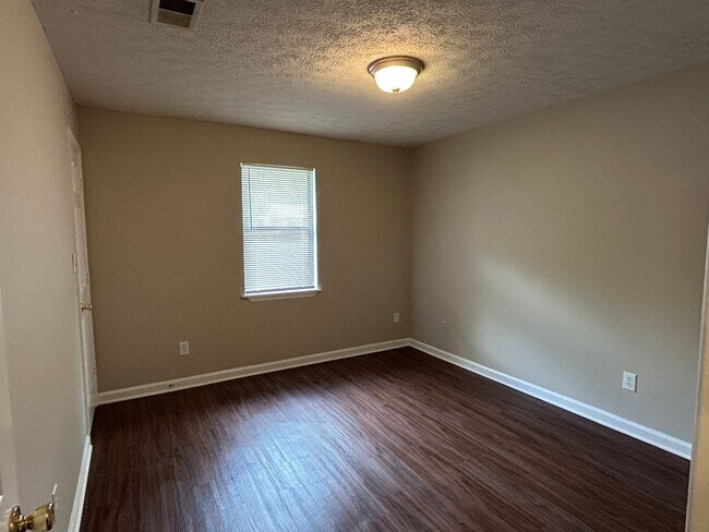 Building Photo - 1041/1043 Cantrell Ln