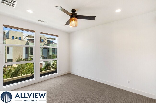 Building Photo - Gorgeous 4 Story Townhome Available in the Highly Desired 17 West Community!