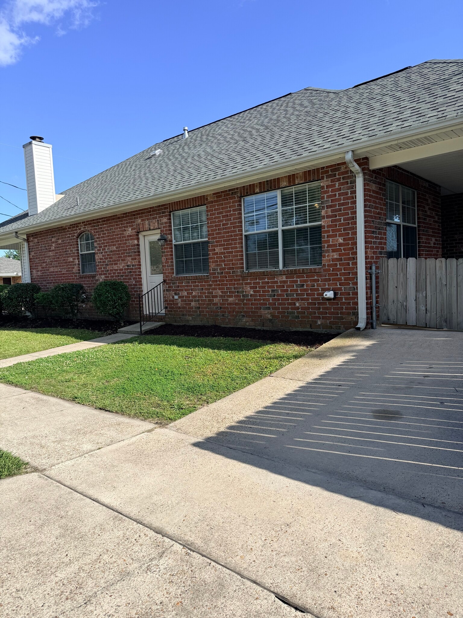 Side view of home with driveway parking - 3245 Iowa Ave