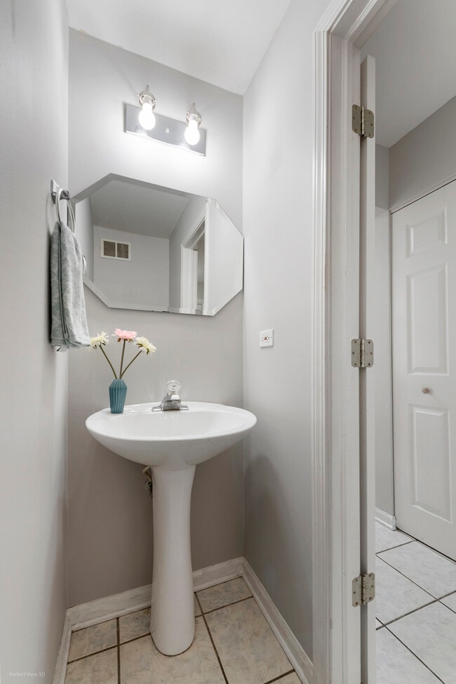 Building Photo - 1093 Symphony Dr