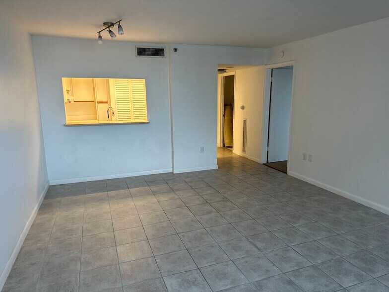 Building Photo - 540 Brickell Key Dr