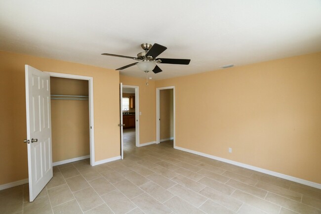 Building Photo - Like new 3bed/2bath home Tampa