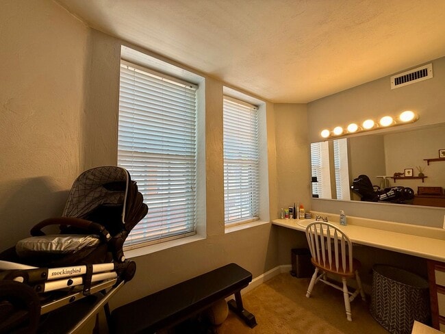 Building Photo - Charming 2-bedroom, 1-bath condo in the heart of Ghent
