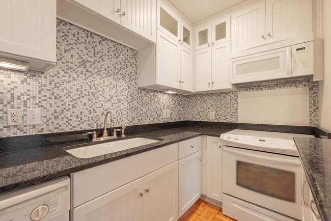 Building Photo - 212 E Clay St