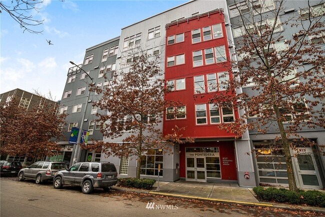 Building Photo - 827 Hiawatha Plz S