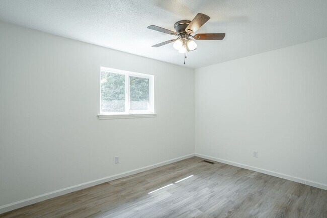 Building Photo - Spacious House in Hixson