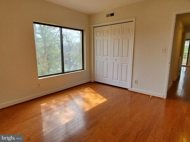 Building Photo - 6050 California Cir