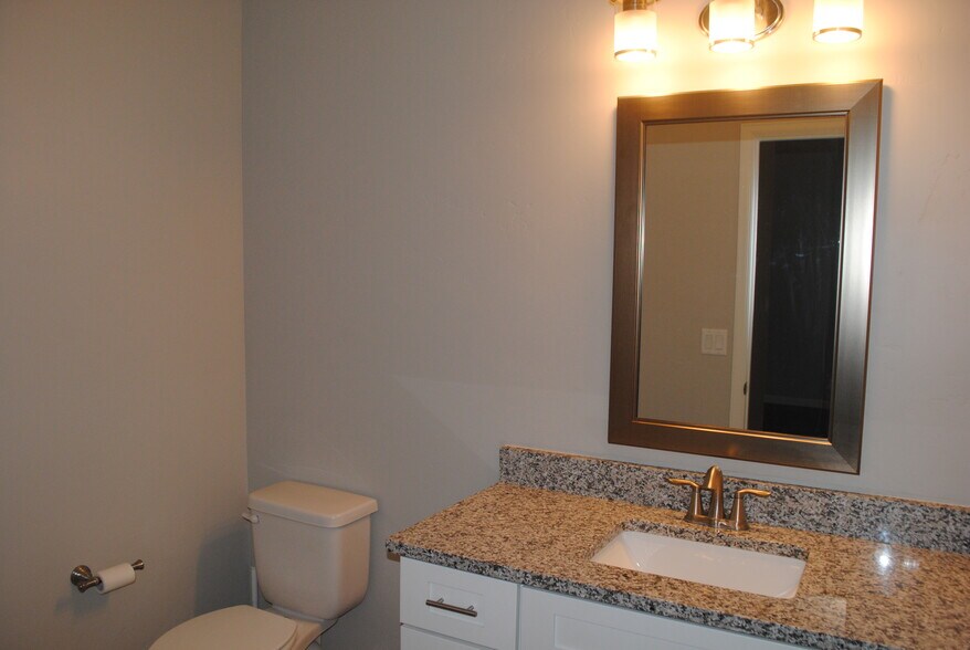 half bath - 454 Lewis St