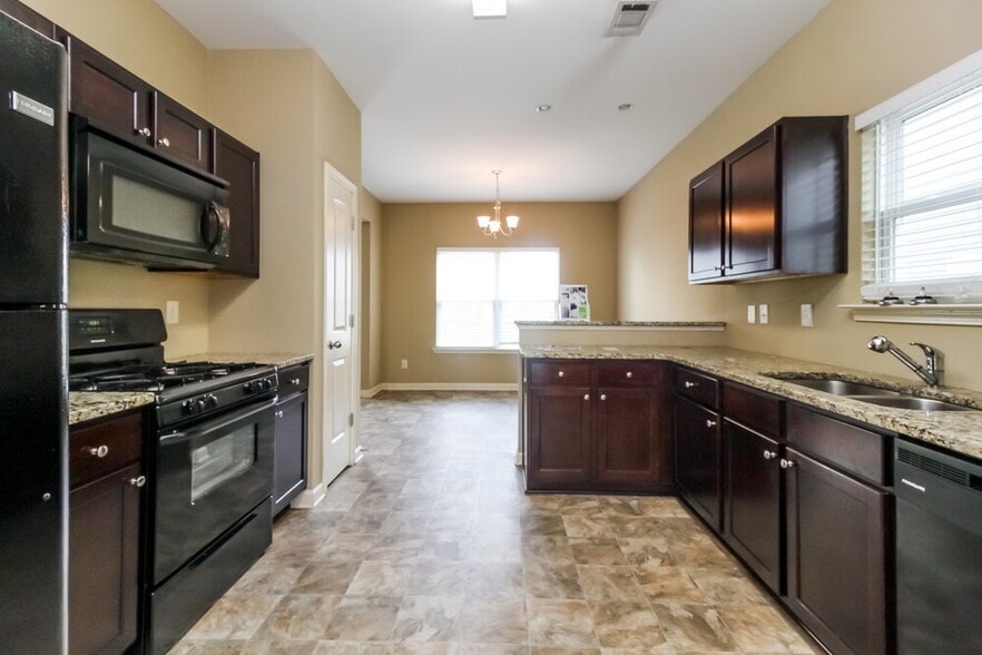 Building Photo - 41 Crescent Chase