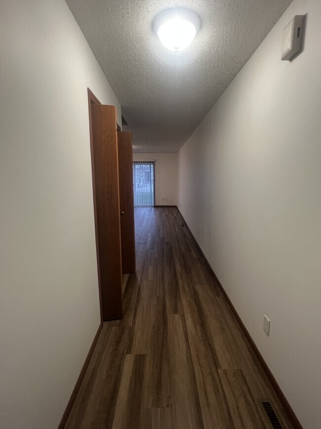 Building Photo - 4257 Estate Dr S