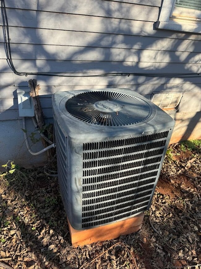 Building Photo - NEWLY REMOLDED 2 BED HOME LOCATED OFF OF GRAND Ready for move in!!!