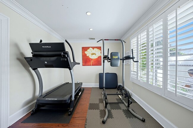 Building Photo - Fully Furnished 3 Bed 2.5 Bath Single Fami...