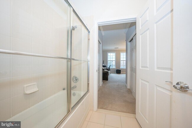 Building Photo - 300 W Elm St