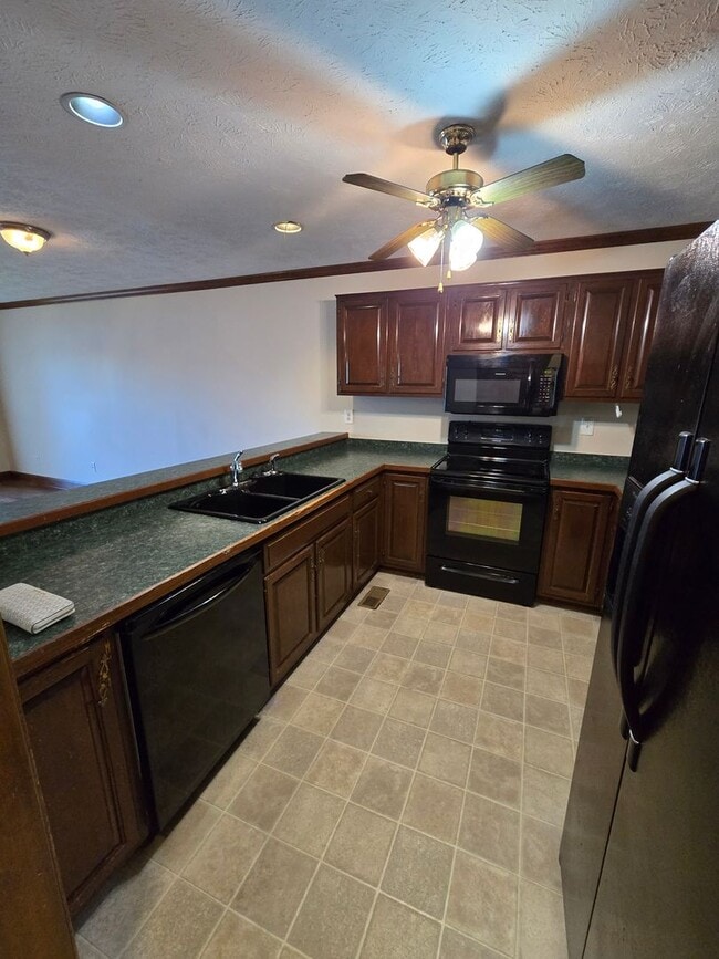 Building Photo - Spacious Townhouse for Rent!