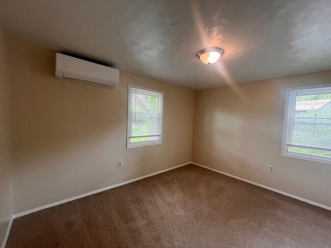 Building Photo - Remodeled Townhome Blocks from Penn State!