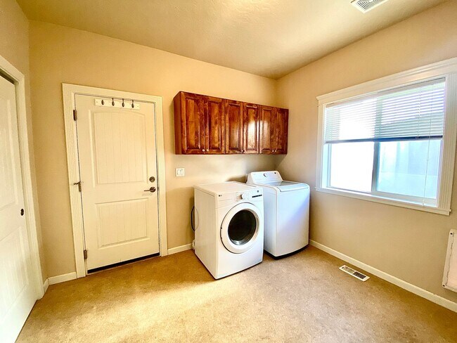 Building Photo - 3 Bedroom 2.5 Bath, 3 Car Garage w/Gorgeous Exterior