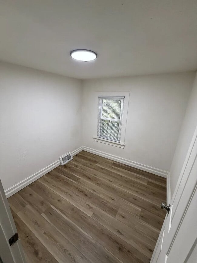 Building Photo - 3-Bedroom 1-Bathroom Single Family Home