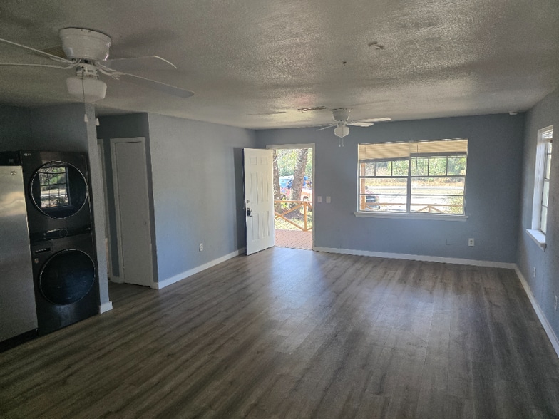 Building Photo - 666 FM356