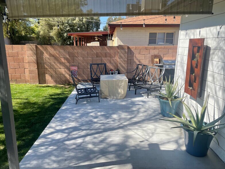 Backyard patio (furniture not included) - 911 E San Juan Ave