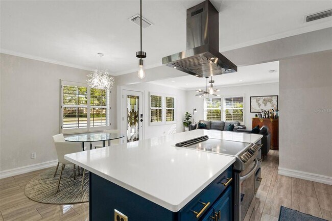 Building Photo - 2914 W Lake Ave