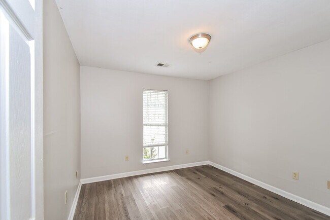 Building Photo - 6845 Dunbarton Dr