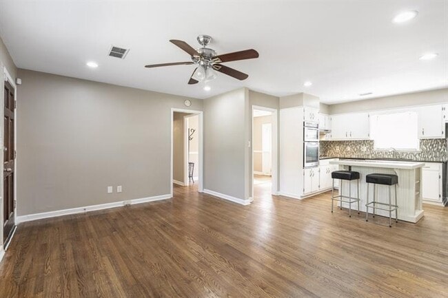 Building Photo - 1517 Gaylor Cir SE