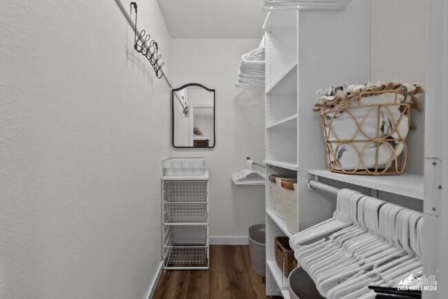 Building Photo - Townhouse — Beautiful 3-Bed / 2-Bath, 2-St...
