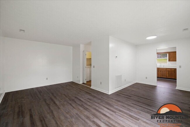 Building Photo - Recently Updated Home Near Virginia Tech