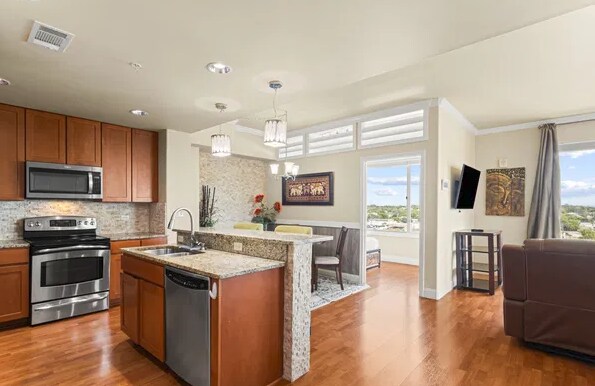 Building Photo - 215 Center St