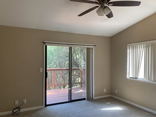 Building Photo - Beautiful custom home on 2.5 private acres!