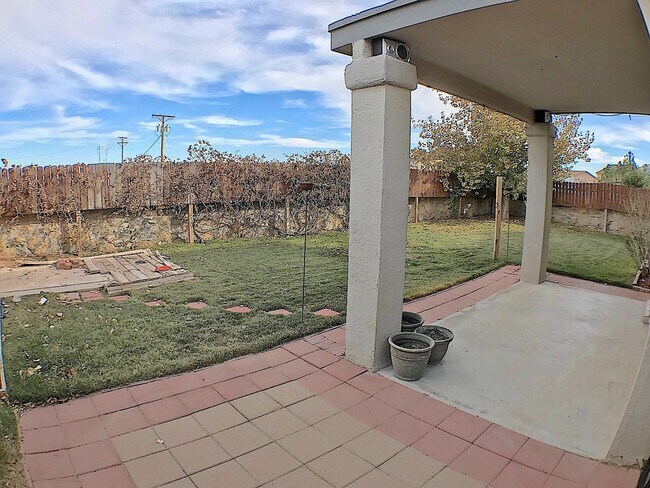 Building Photo - Northeast/Mesquite Hills 3Bed/2.5bath Refr...