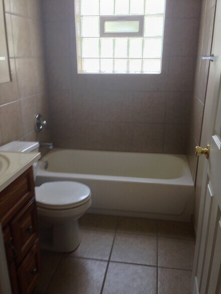 Bright tiled bathroom - 1319 Argo Ln
