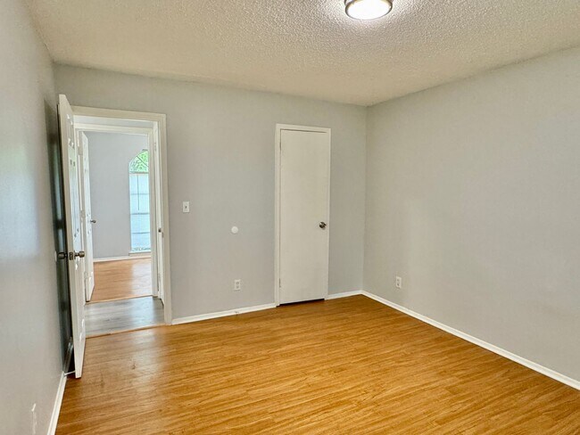 Building Photo - Charming 3-bedroom waiting to be yours !!