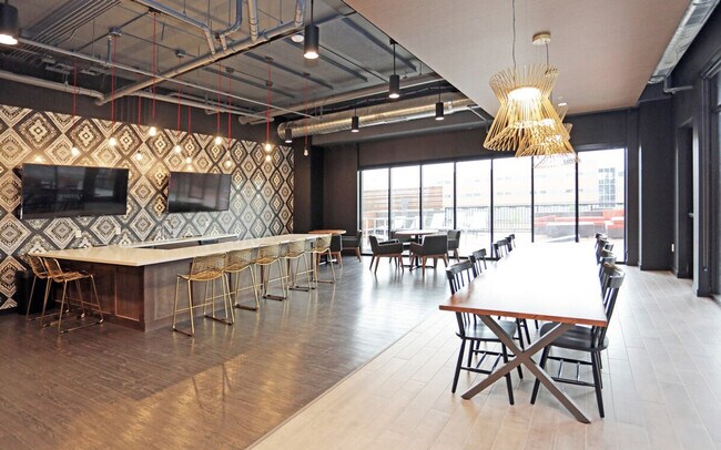 Building Photo - 1400 E Walnut St