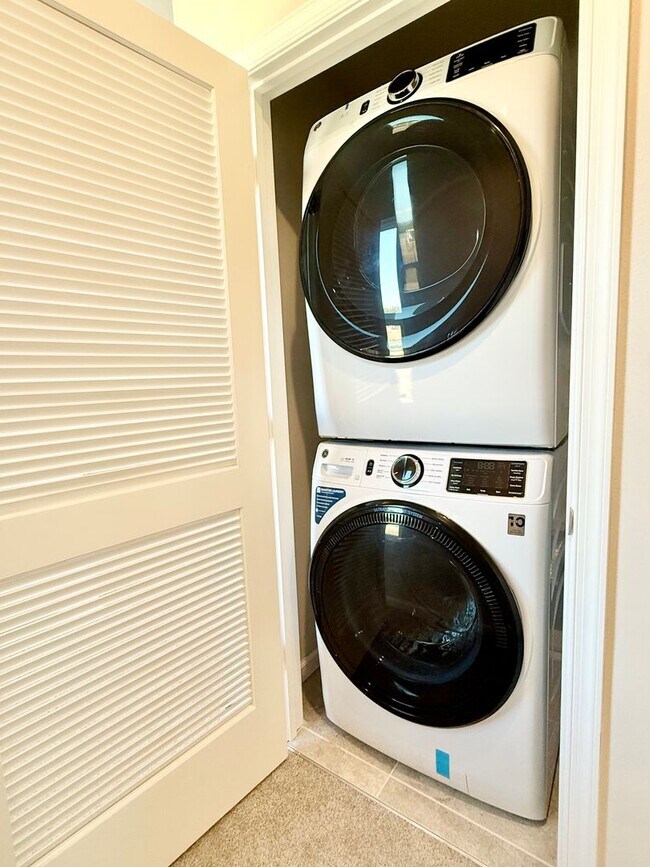 Building Photo - Fresh & modern-living in this 3Bedrooms/2.5Bath end-unit Lady Lake townhome!