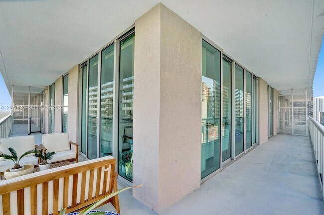 Building Photo - 1111 SW 1st Ave