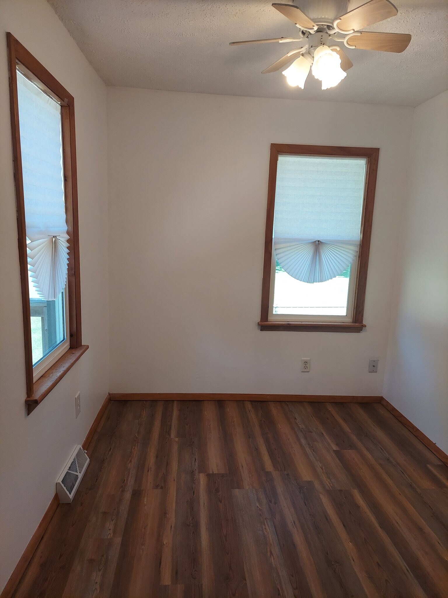 Building Photo - 827 Fairyland Ave