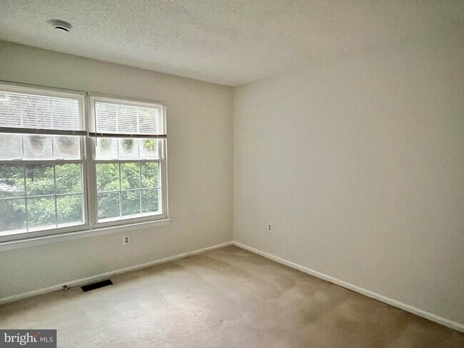 Building Photo - 33 Ketley Pl