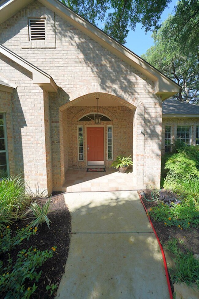 Building Photo - Gorgeous Home in the Coveted Greenshire Subdivision - Realtor Commission: $400