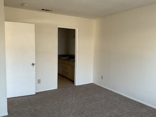 Building Photo - "Discover Coastal Living: Spacious 3-Bed, 2-Bath Townhouse