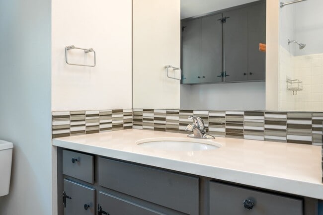 Building Photo - Charming Mid-Century Home in Lake Oswego S...