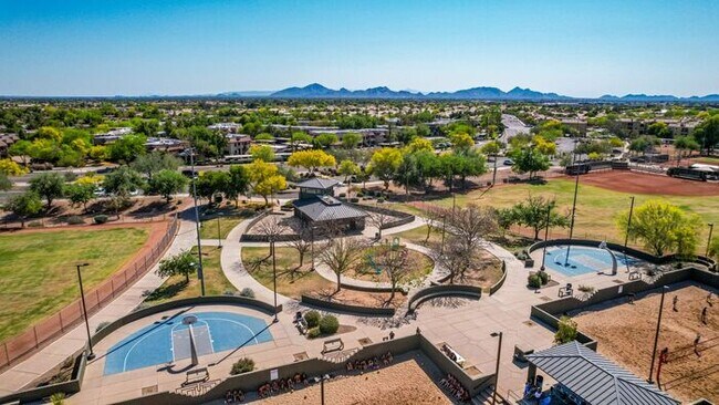 Building Photo - 2-bedroom 2 bath condo in Gated Community ...